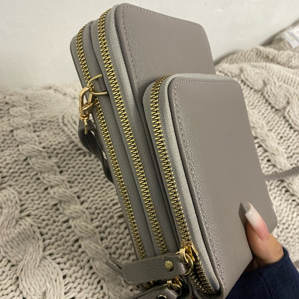 Small travel cross body w/ multiple compartments
